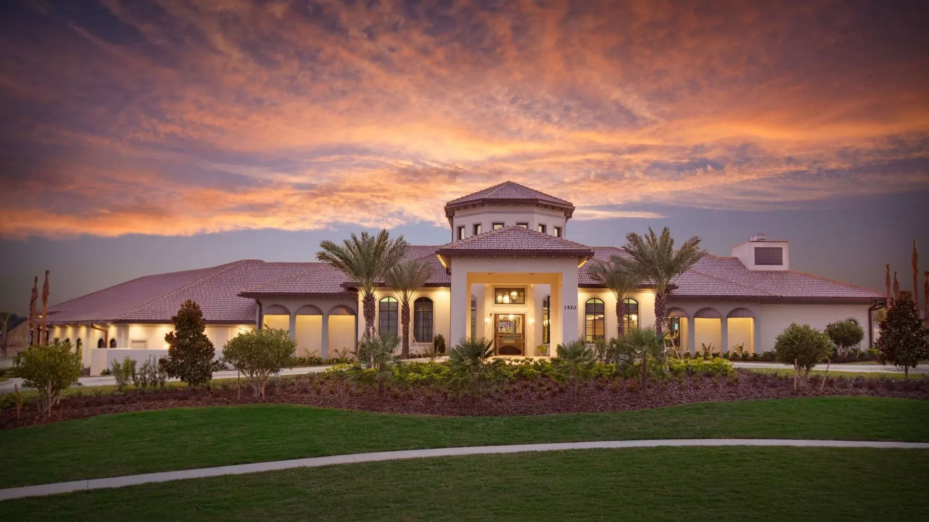 Het verlichte hoofdgebouw van het Champions Gate resort in Orland Florida