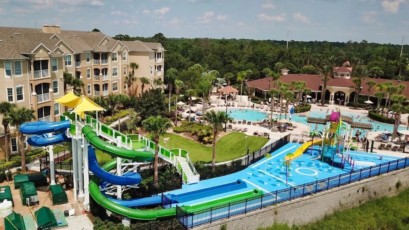 Luchtfoto van het zwembad met glijbanen op het Windsor Hills Resort in Orlando Florida