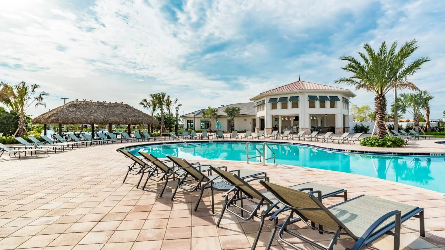 Zwembad met ligstoelen op het Storey Lake Resort in Orlando Florida