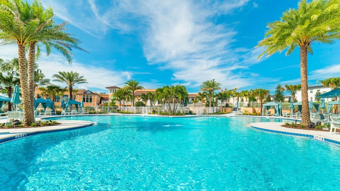 Het zwembad met parasols en palmen op het Solara Resort in Orlando Florida