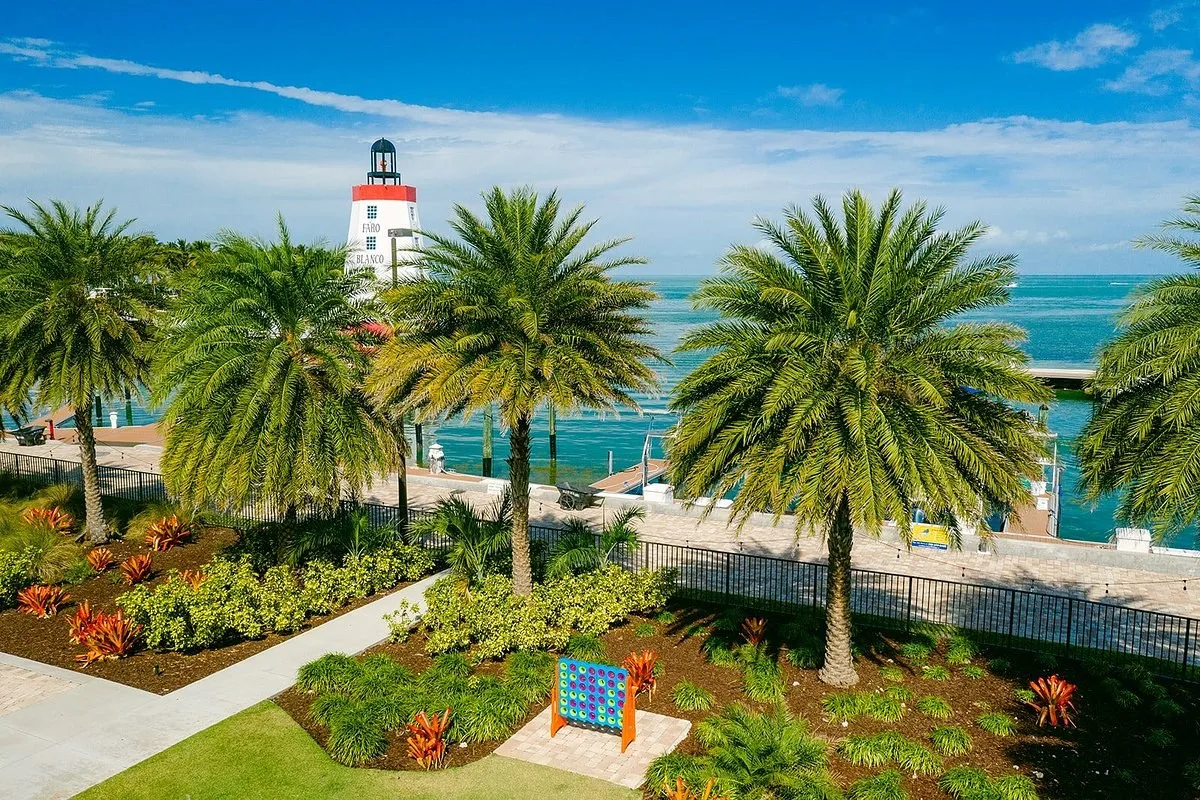 De tuin van het Hotel Faro Blanco Resort Yacht Club aan de haven