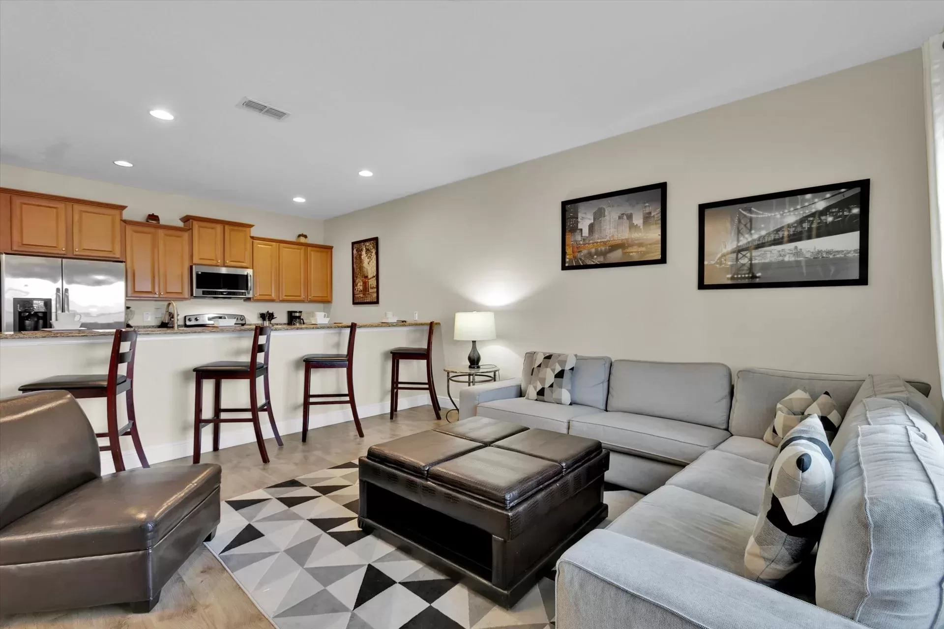 Een woonkamer en keuken in een townhome in Paradise Palms, Orlando