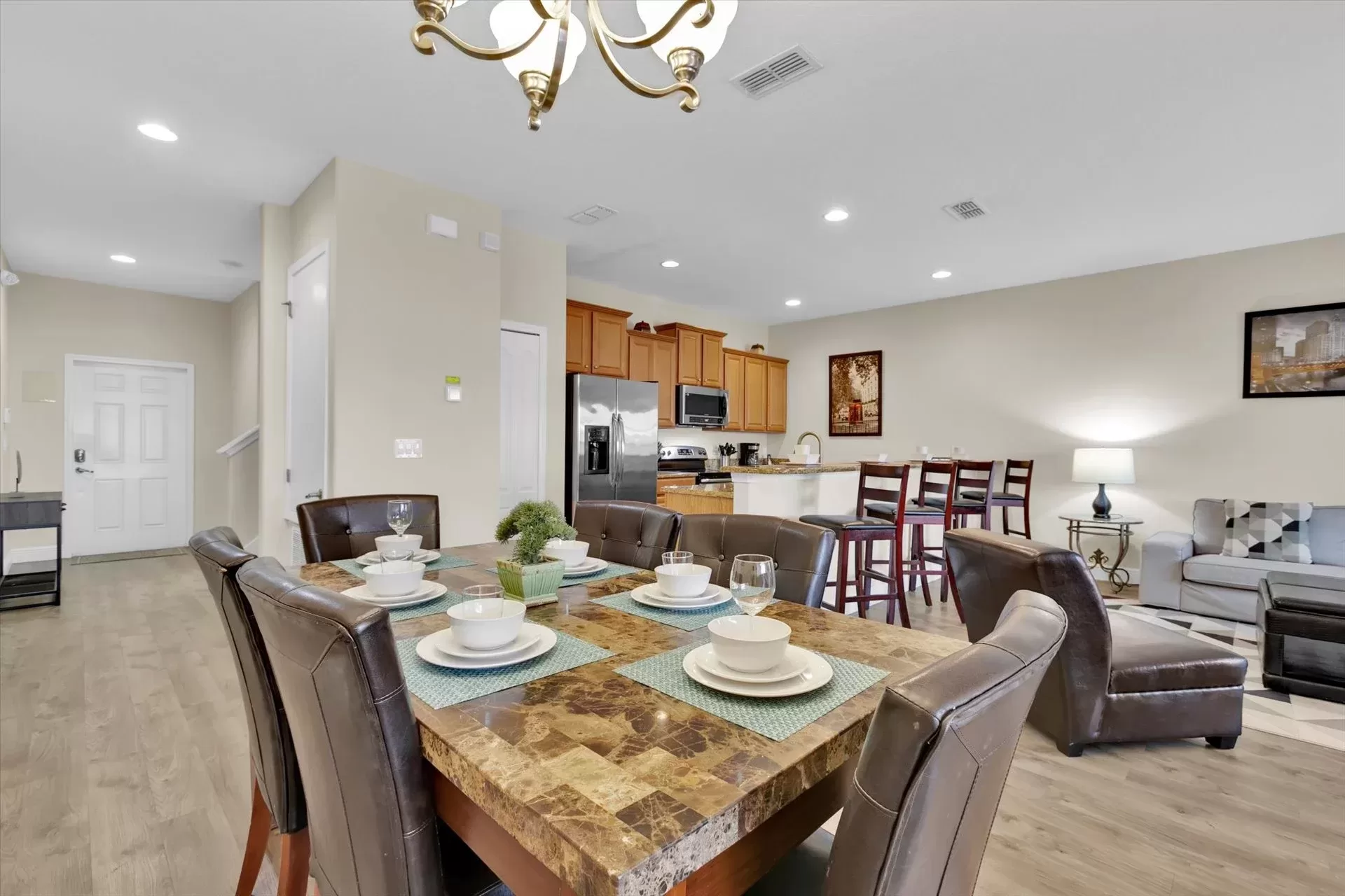 Een keuken en woonkamer in een townhome in Paradise Palms, Orlando