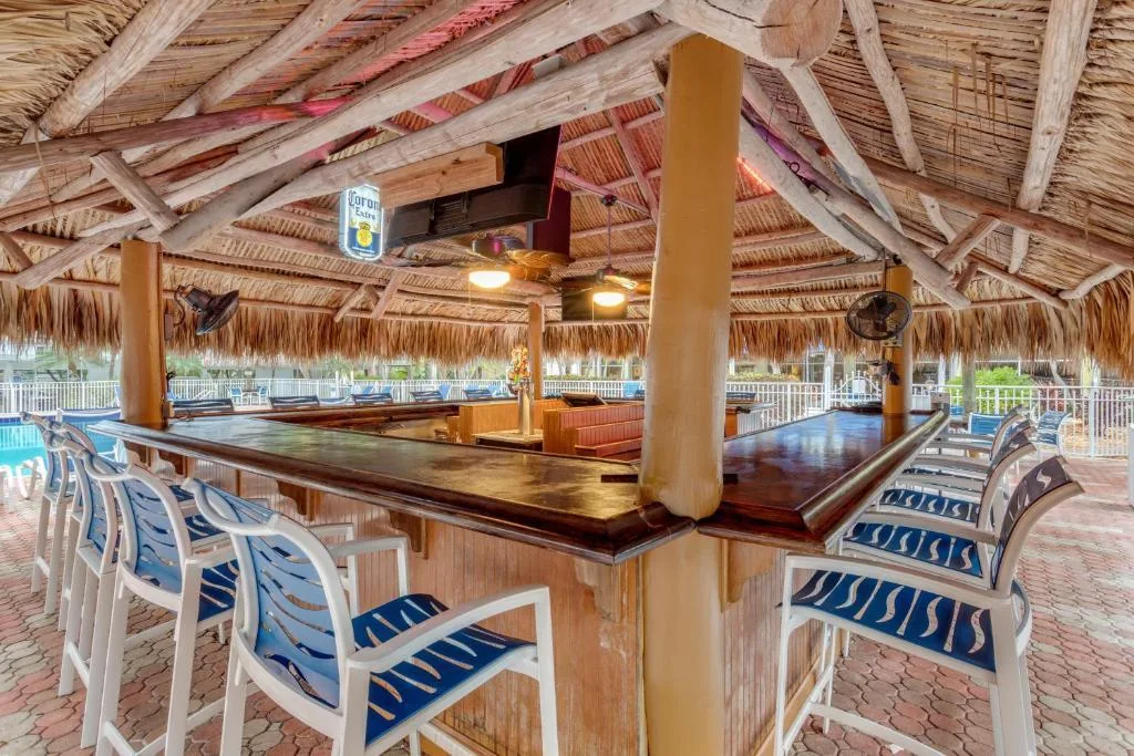 Tikibar aan het zwembad van het Hotel Holiday Inn Key Largo