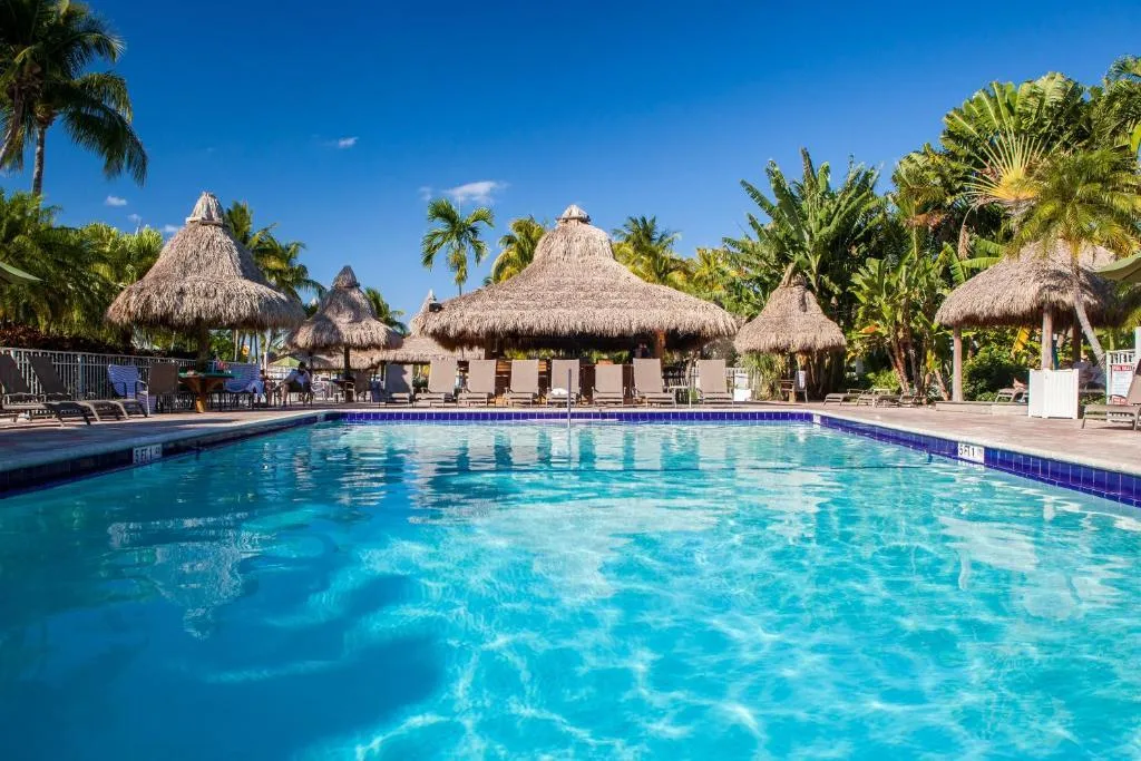 Ligbedjes met rieten parasols aan het buitenzwembad bij het Hotel Holiday Inn Key Largo