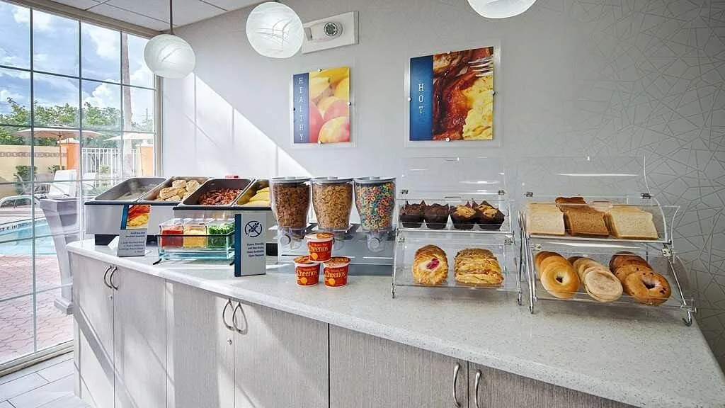 Ontbijtbuffet van het Hotel Best Western Inn Suites