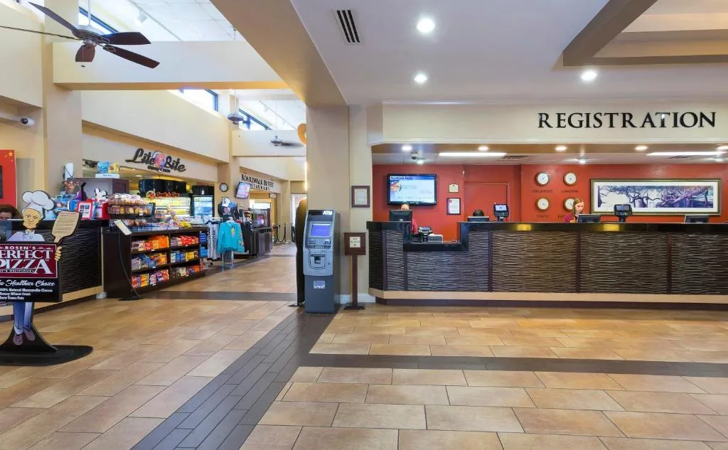 Lobby met gift shop in het Hotel Rosen Inn Lake Buena Vista