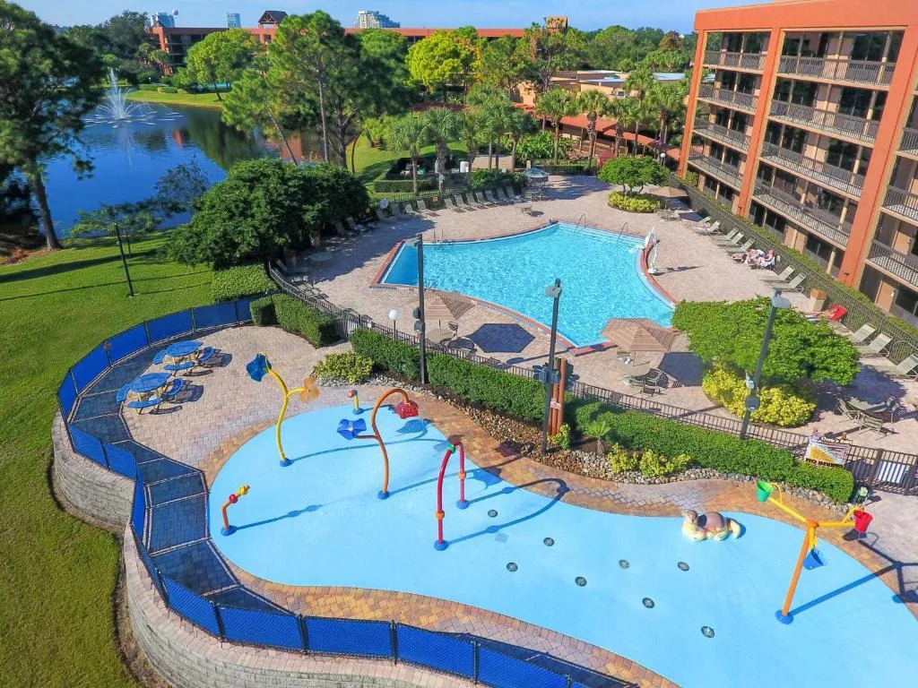 Buitenzwembad en kinderbadje met speeltoestellen bij het Hotel Rosen Inn Lake Buena Vista