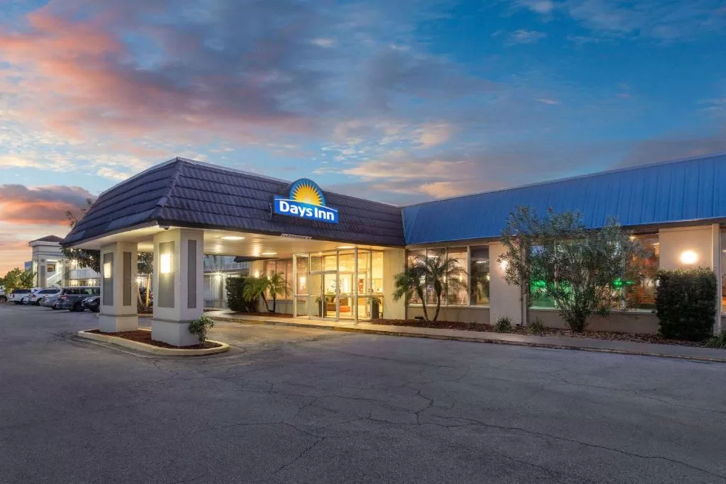 Exterior van het Hotel Days Inn Wyndham Kennedy Space Center