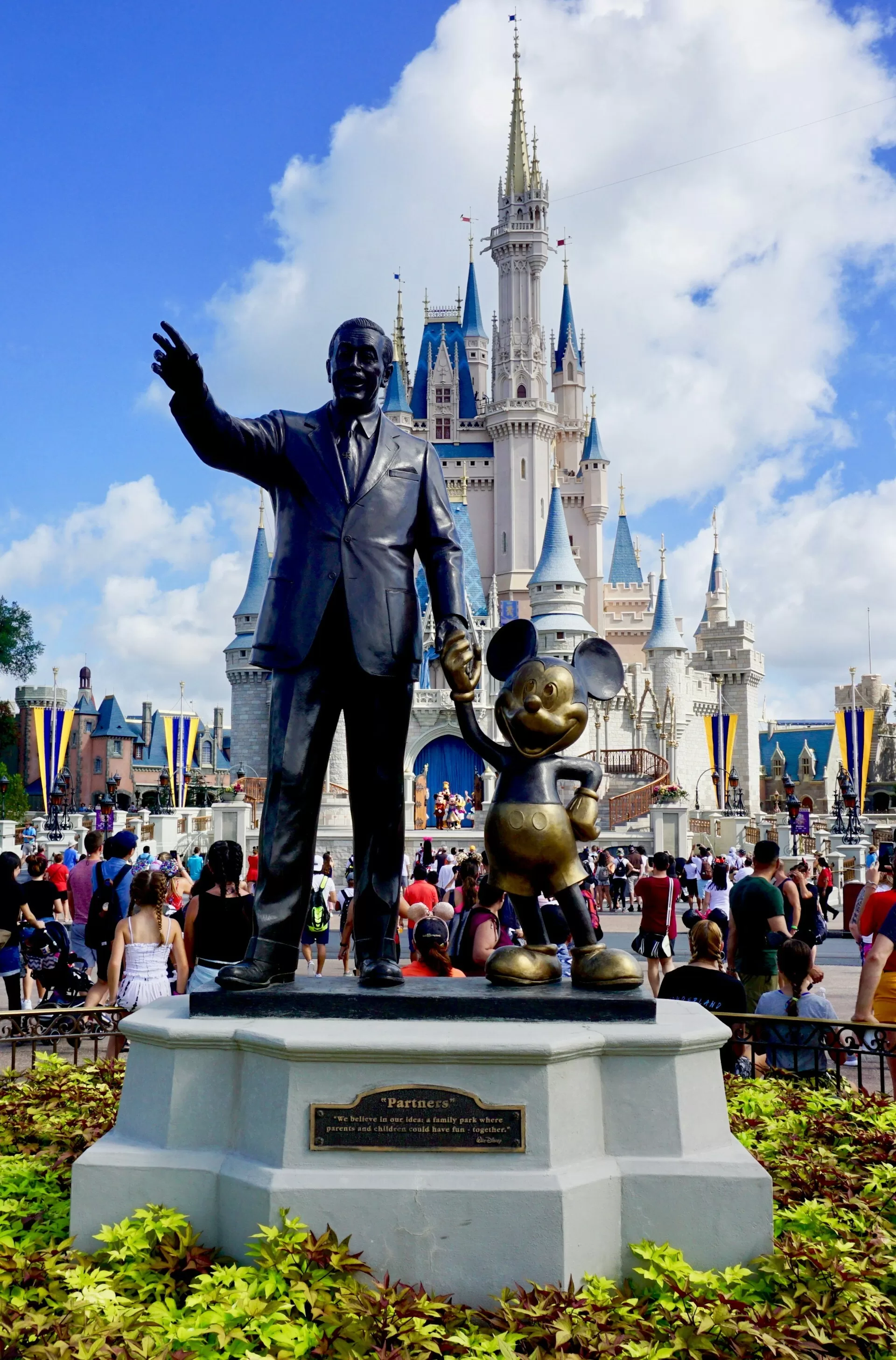 Standbeeld Walt Disney en Mickey Mouse voor Disney Castle in Disney World Orlando Florida