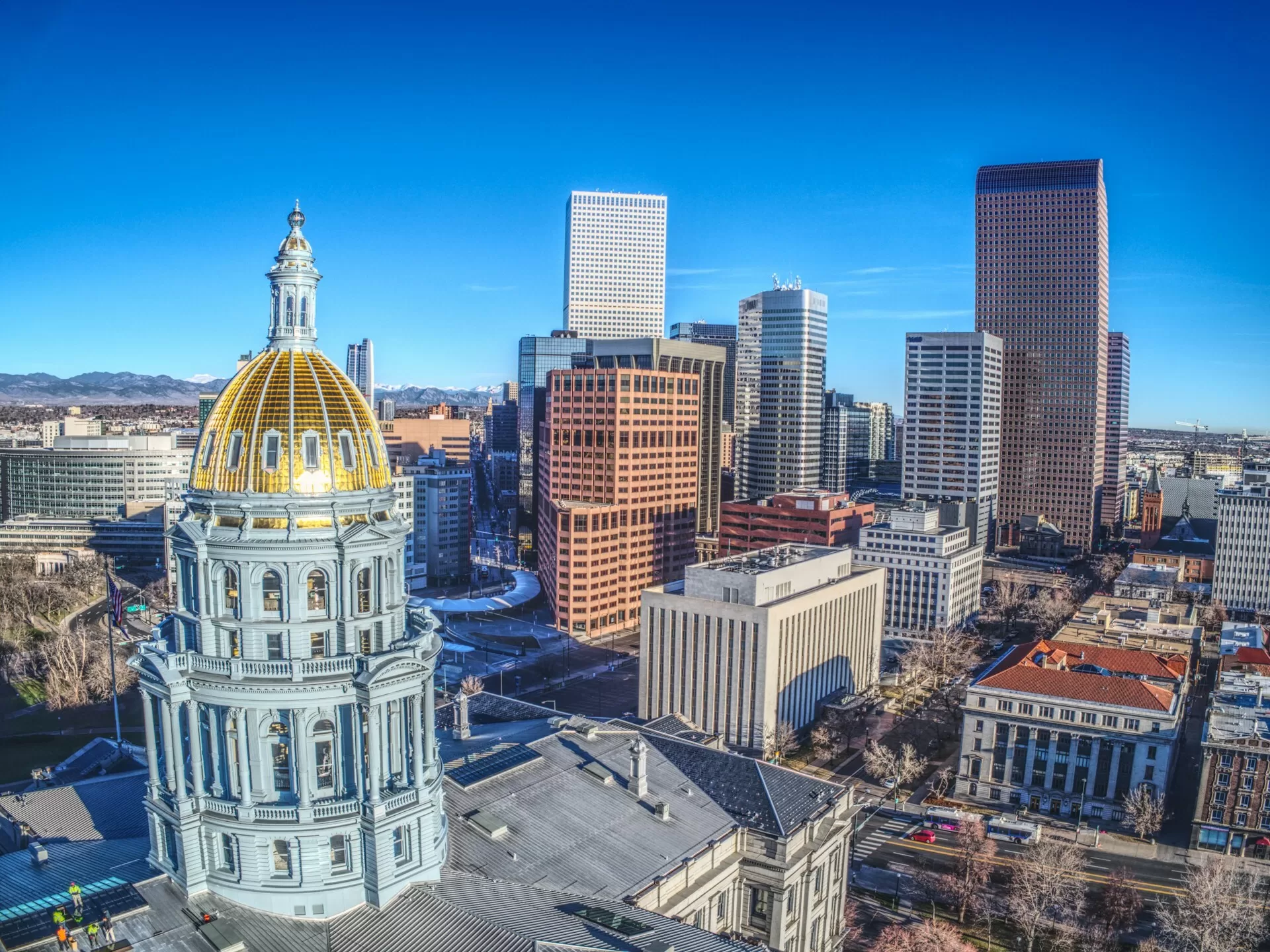 De toren van het Colorado State Capitol met gouden koepel in downtown Denver, Colorado.