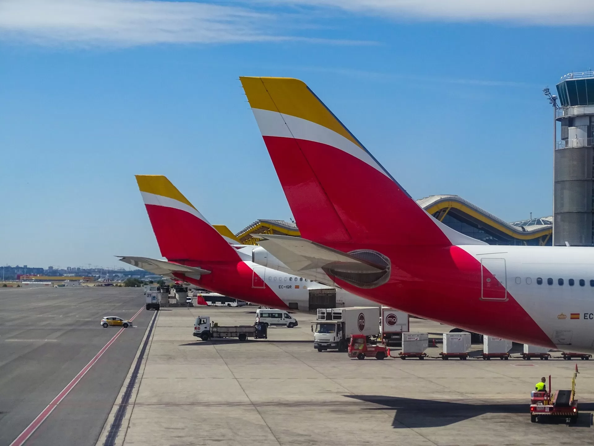 Twee Iberia vliegtuigen, alleen de staarten zichtbaar, met de kenmerkende livery
