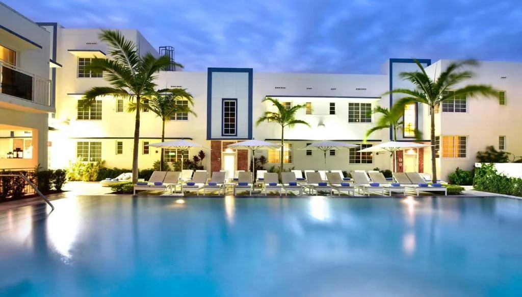 Ligbedden aan het buitenzwembad van het Hotel Pestana South Beach