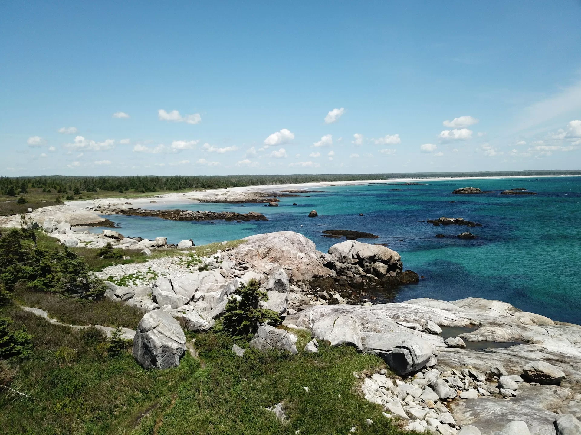 De rotsen aan de kust van Kejimkujik National Park in Nova Scotia