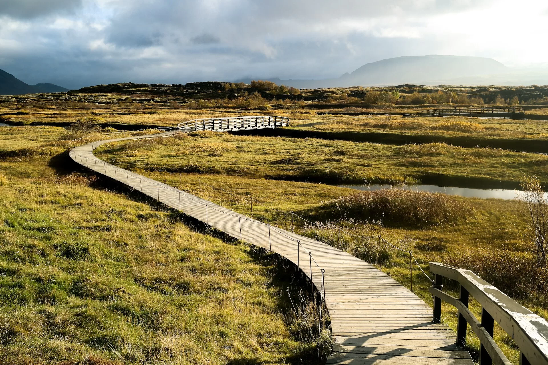 Een houten wandelpad door Þingvellir National Park in IJsland