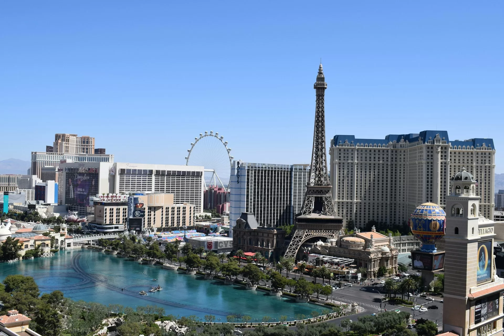 De Las Vegas Strip bij daglicht met als middelpunt de Bellagio vijver