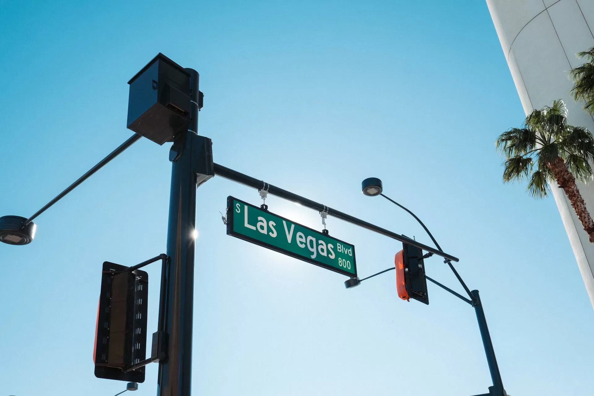 Groen straatnaambord hangend naast het stoplicht met Las Vegas Boulevard.