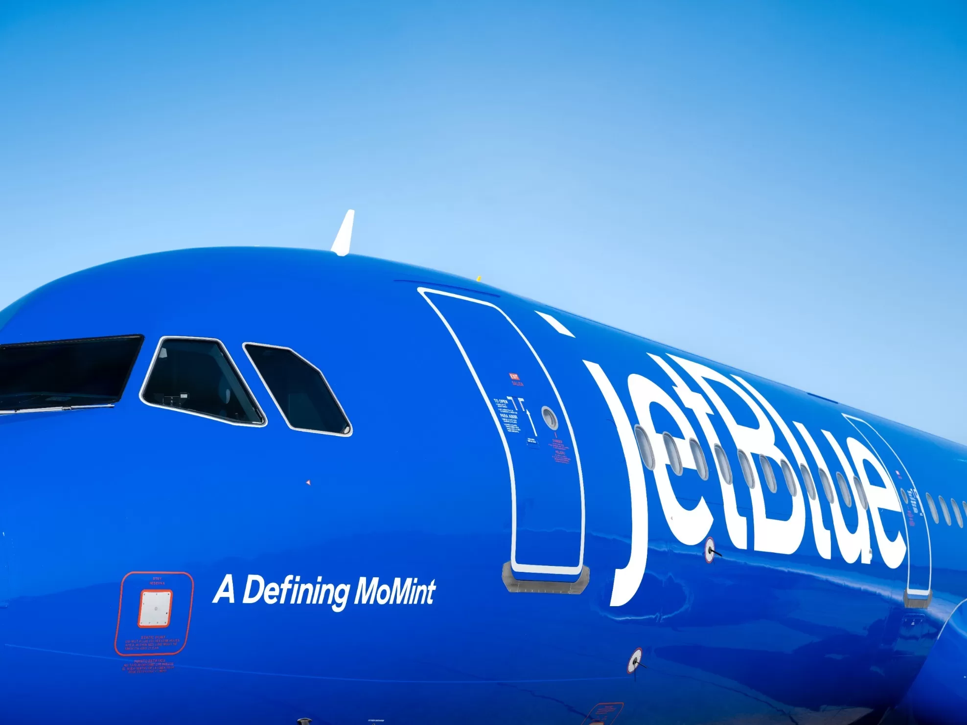 JetBlue-vliegtuig op de grond met het logo duidelijk zichtbaar