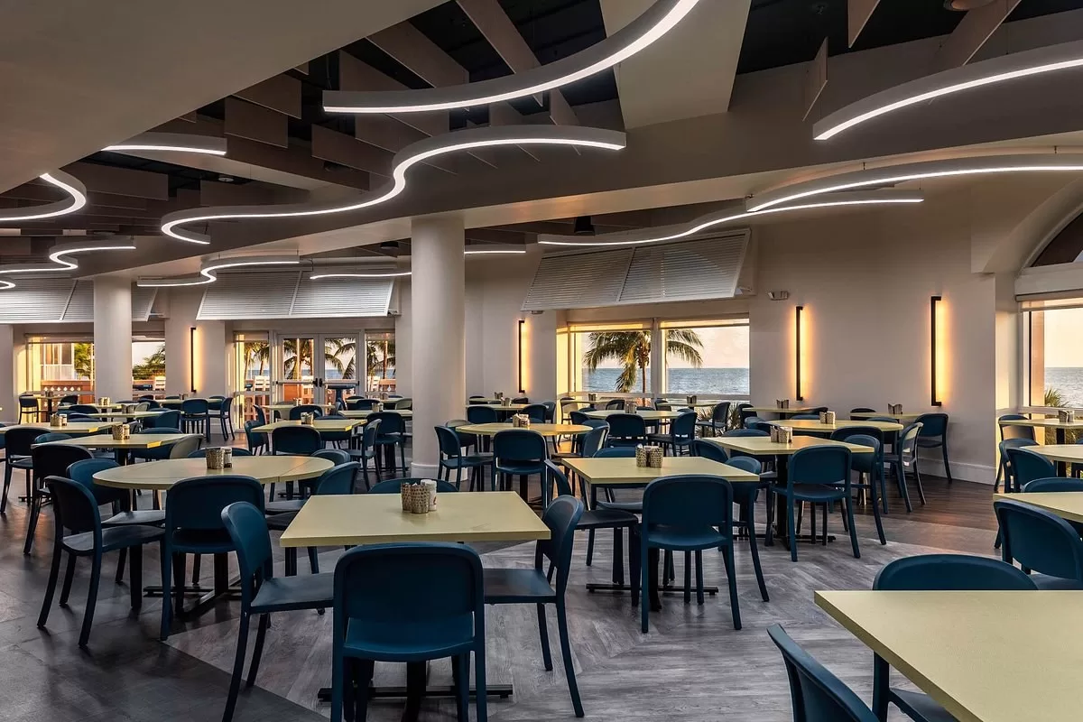 Restaurant met uitzicht op de zee van het Hotel Pink Shell beach Resort Marina