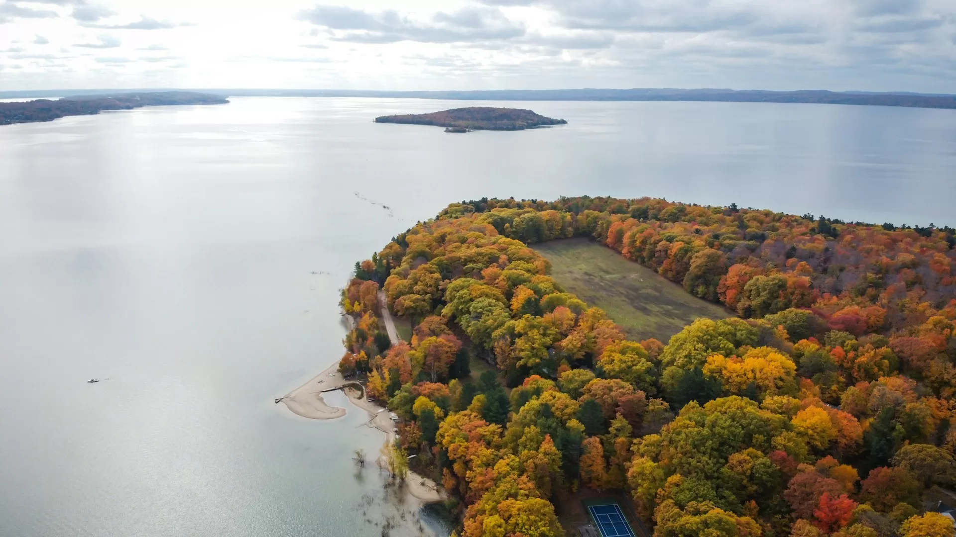 Gekleurde bomen aan de overs van Lake Michigan in de buurt van Traverse City