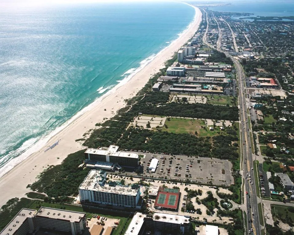 Luchtfoto van het Hotel Hilton Oceanfront aan het strand