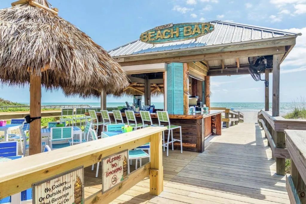 Tikibar aan het strand van het Hotel Hilton Oceanfront