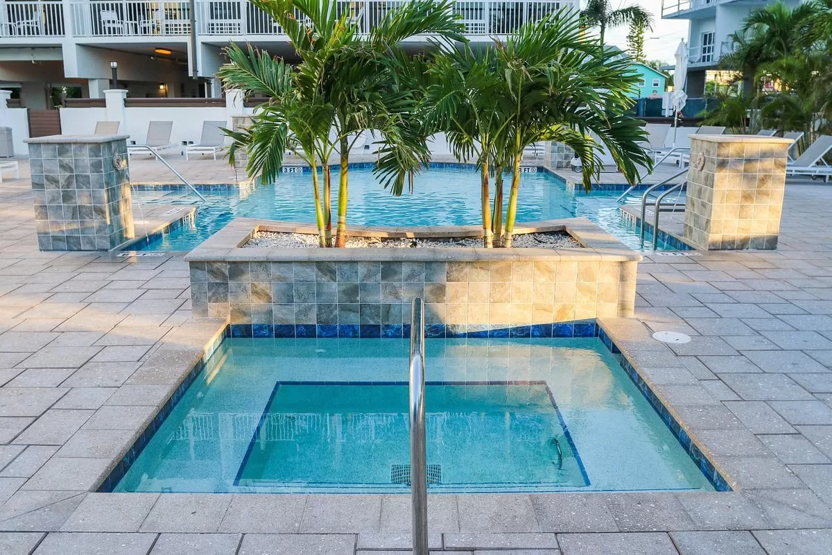 Terras met Spabad en zwembad van het Barefoot Beach Resort in Indian Shores