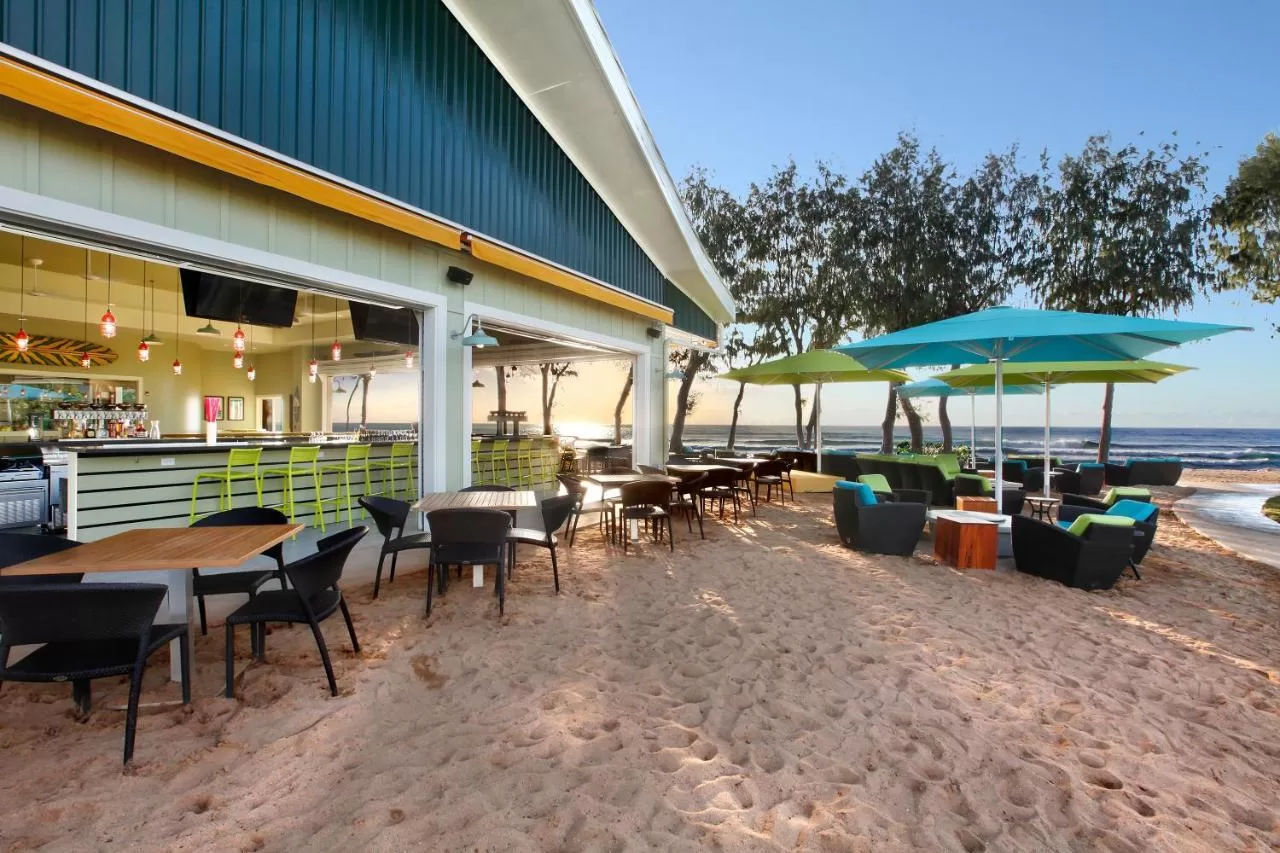 Buitenbar met terras op het strand van het Kaui Shores Hotel