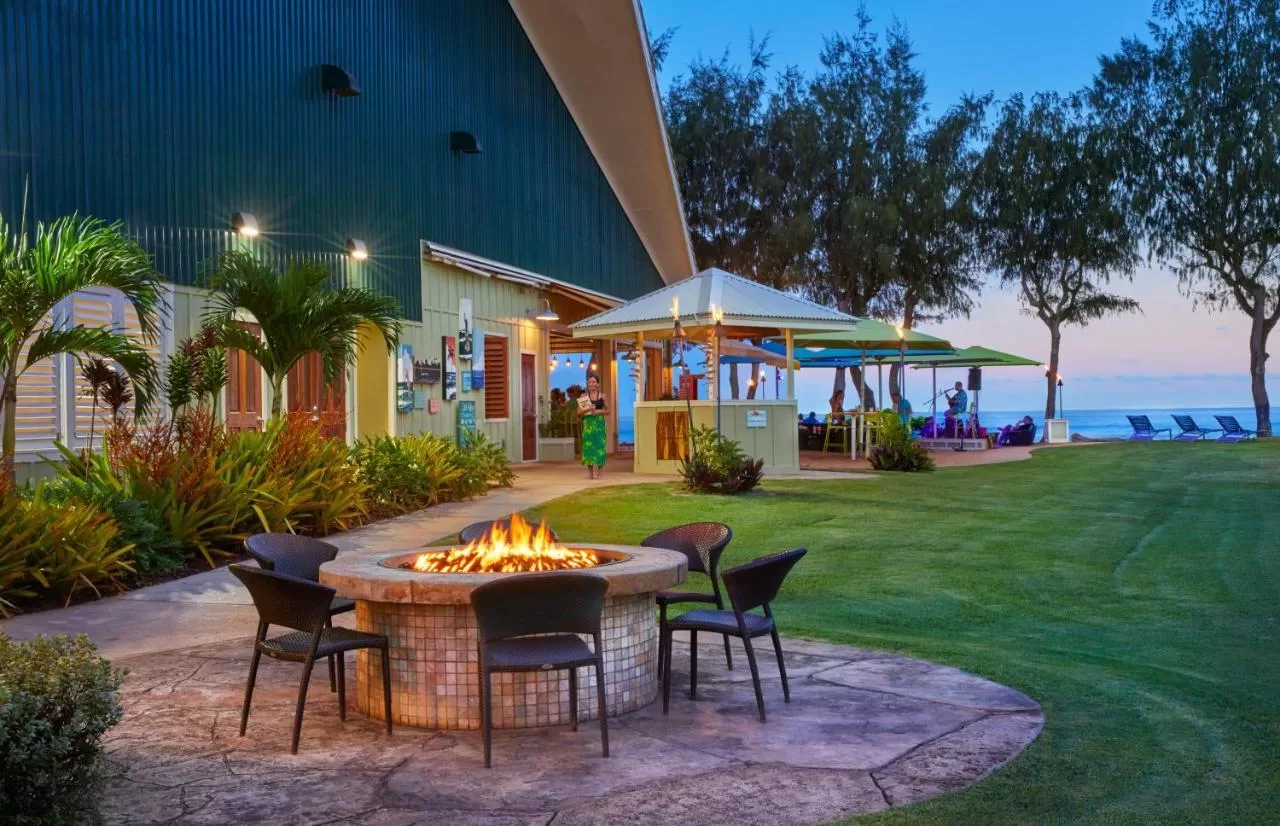 Kampvuurplaats bij het terras aan het water van het Kaui Shores Hotel