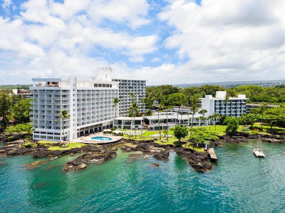 Luchtfoto van het Grand Naniloa a Double Tree by Hilton Hilo direct aan de zee