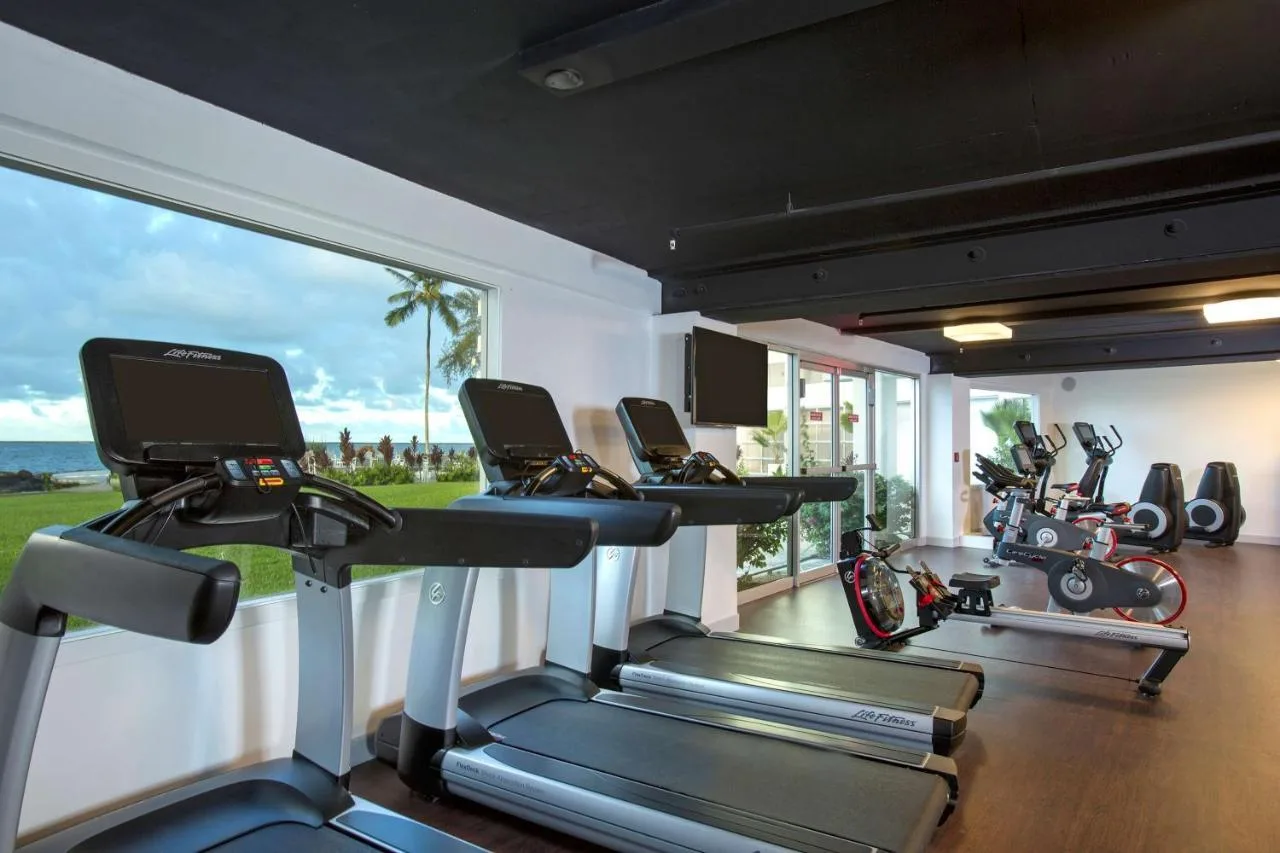 Fitnessruimte van het Grand Naniloa a Double Tree by Hilton Hilo met uitzicht op de zee