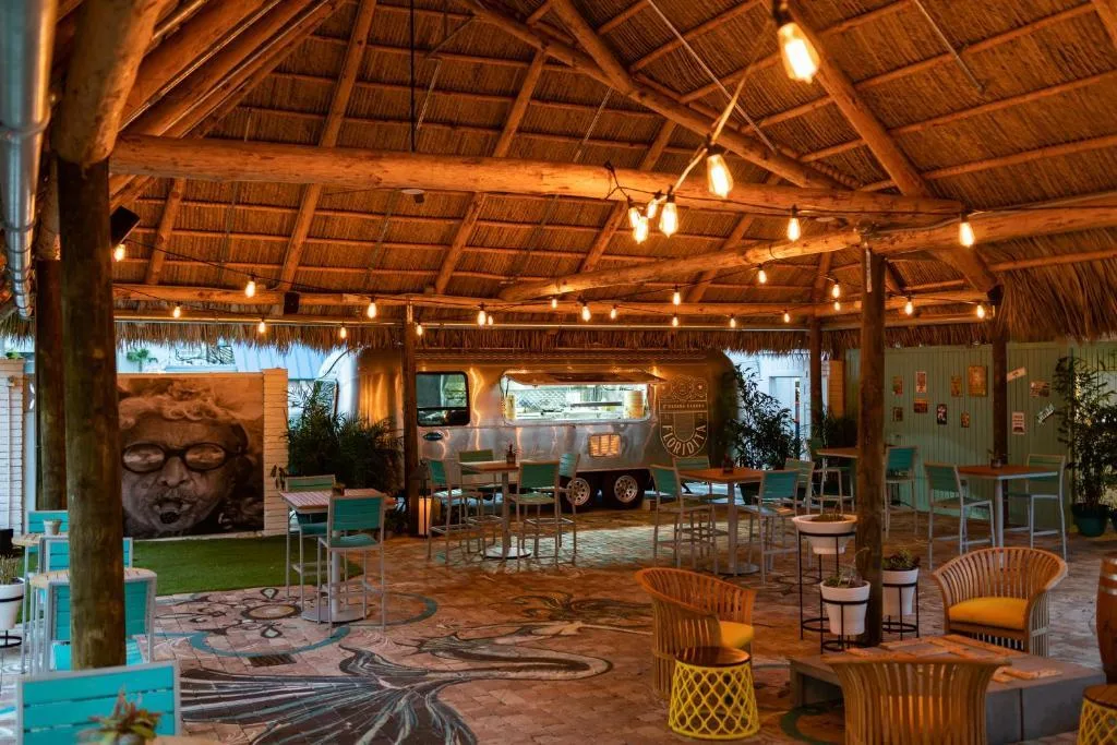 Foodtruck met terras bij het Hotel Havana Cabana