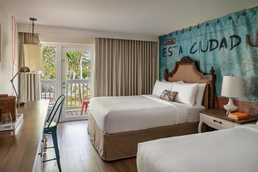 Kamer met 2 aparte bedden en een balkon in het Hotel Havana Cabana