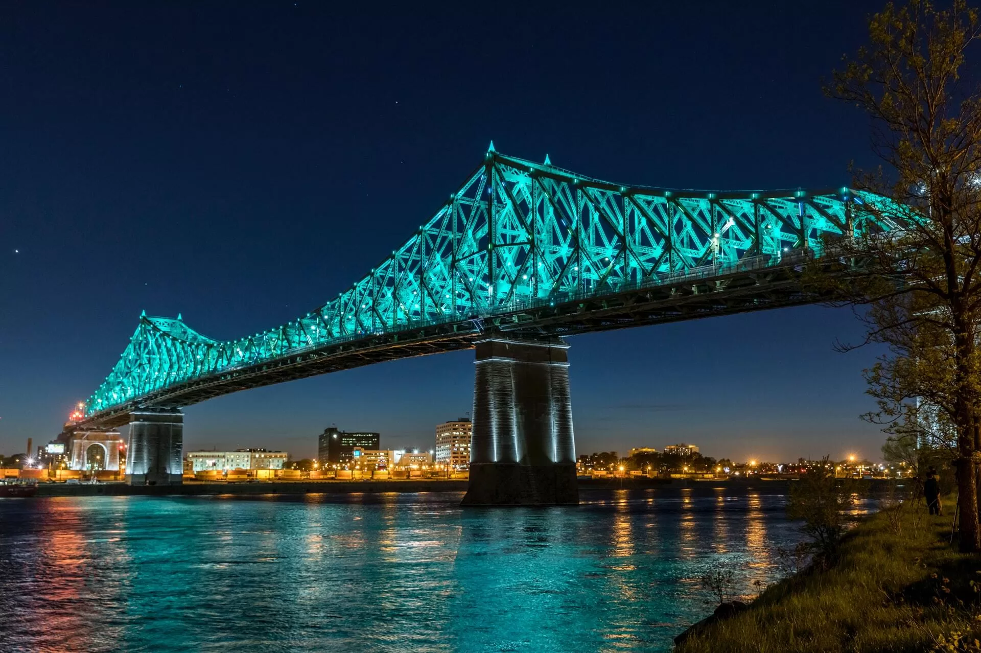 De verlichte Jacques Cartier Bridge bij nacht in Montreal Canada