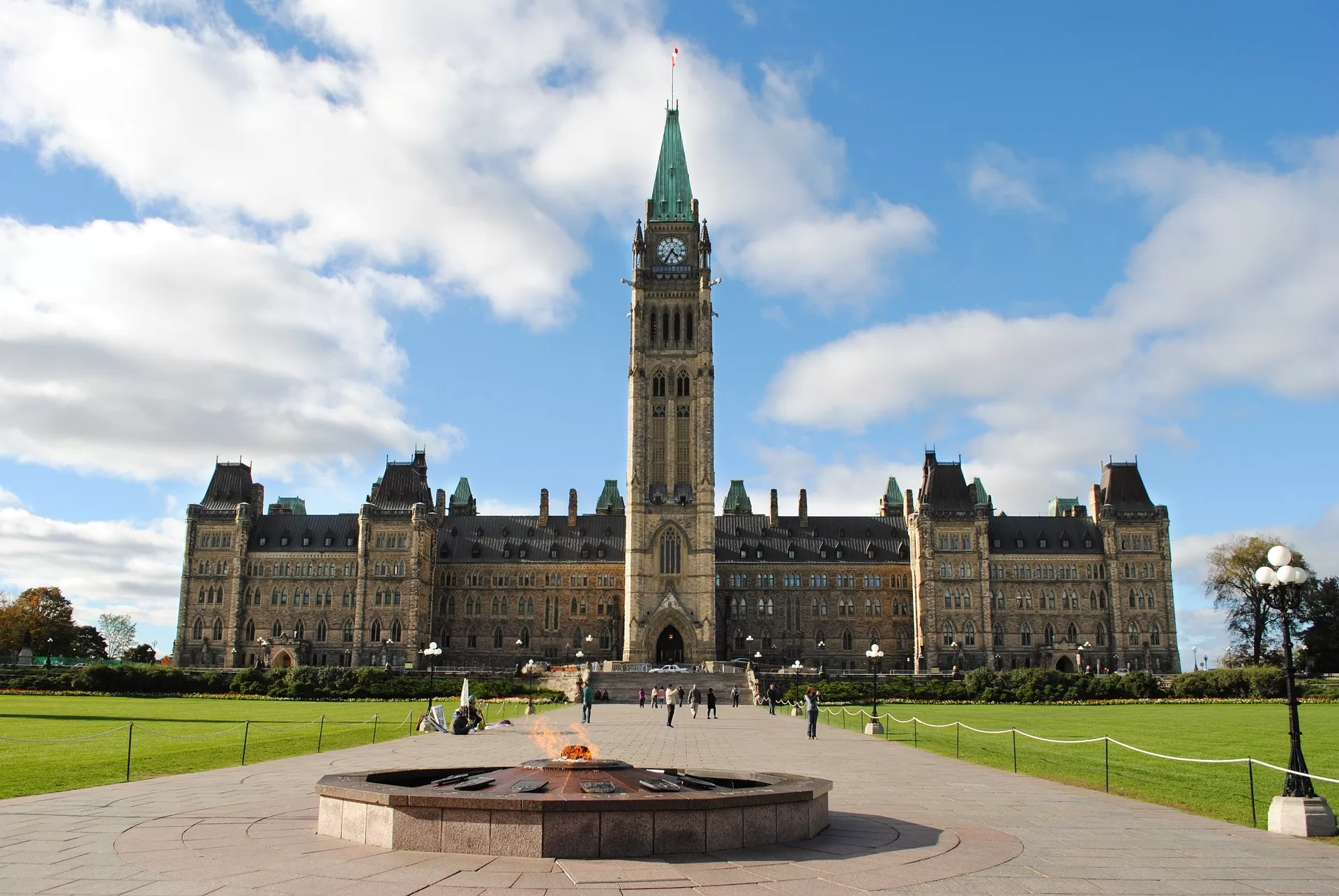 Parliament Hill in Ottawa Canada met de Centennial Flame op de voorgrond