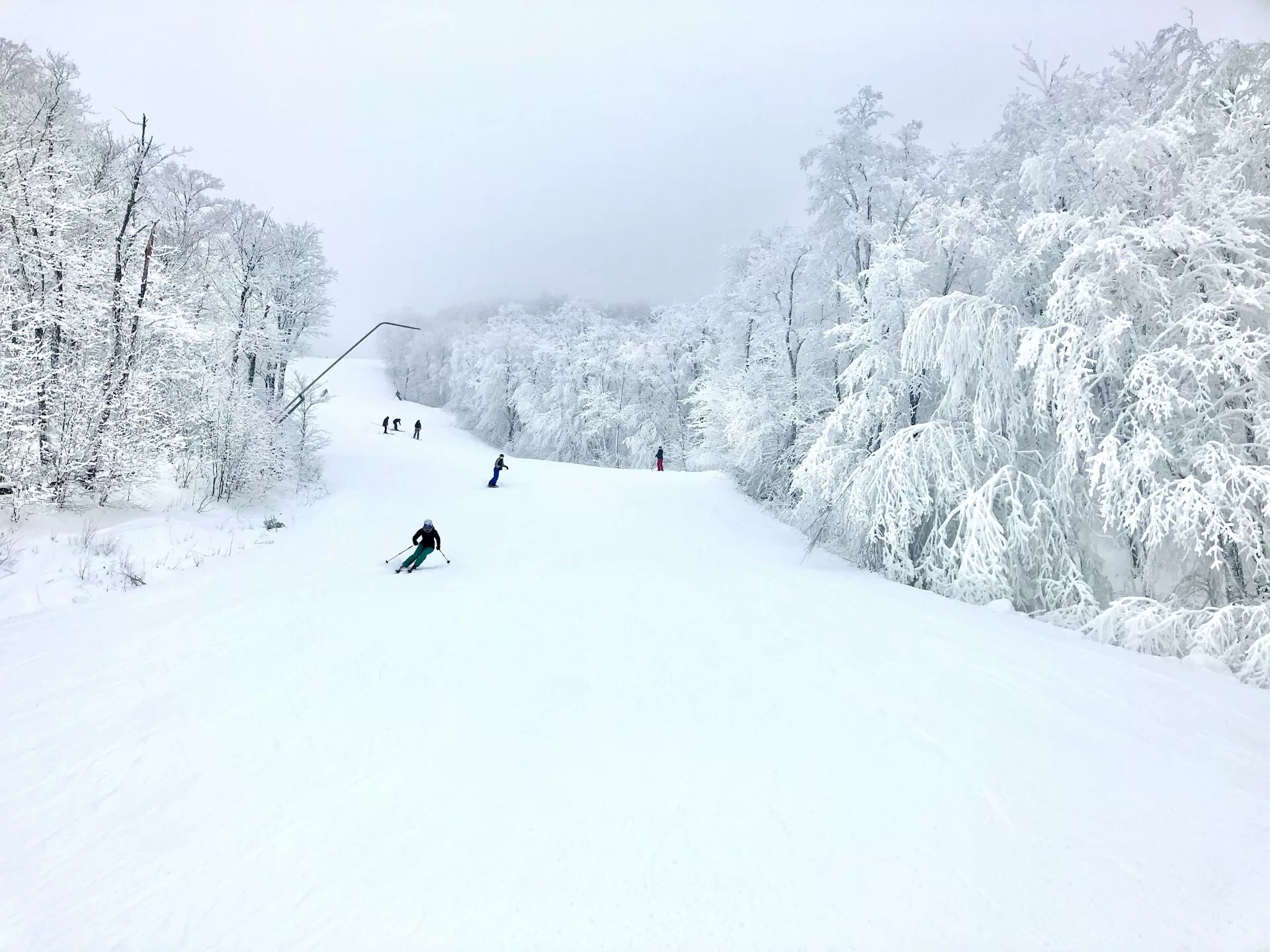Skiërs op een baan in Mont Tremblant