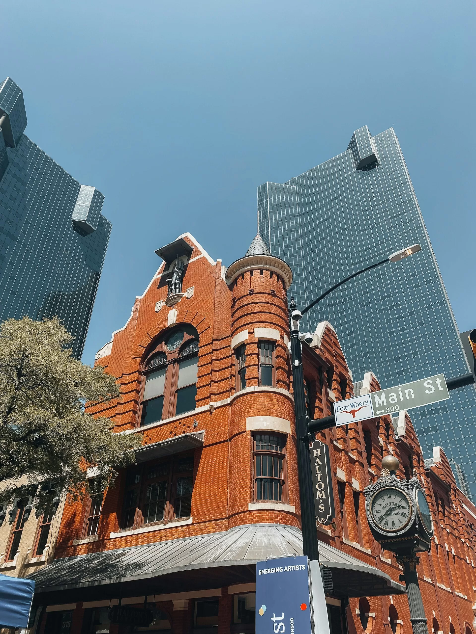 Gebouw in oude Texaanse stijl met wolkenkrabbers op de achtergrond in Fort Worth