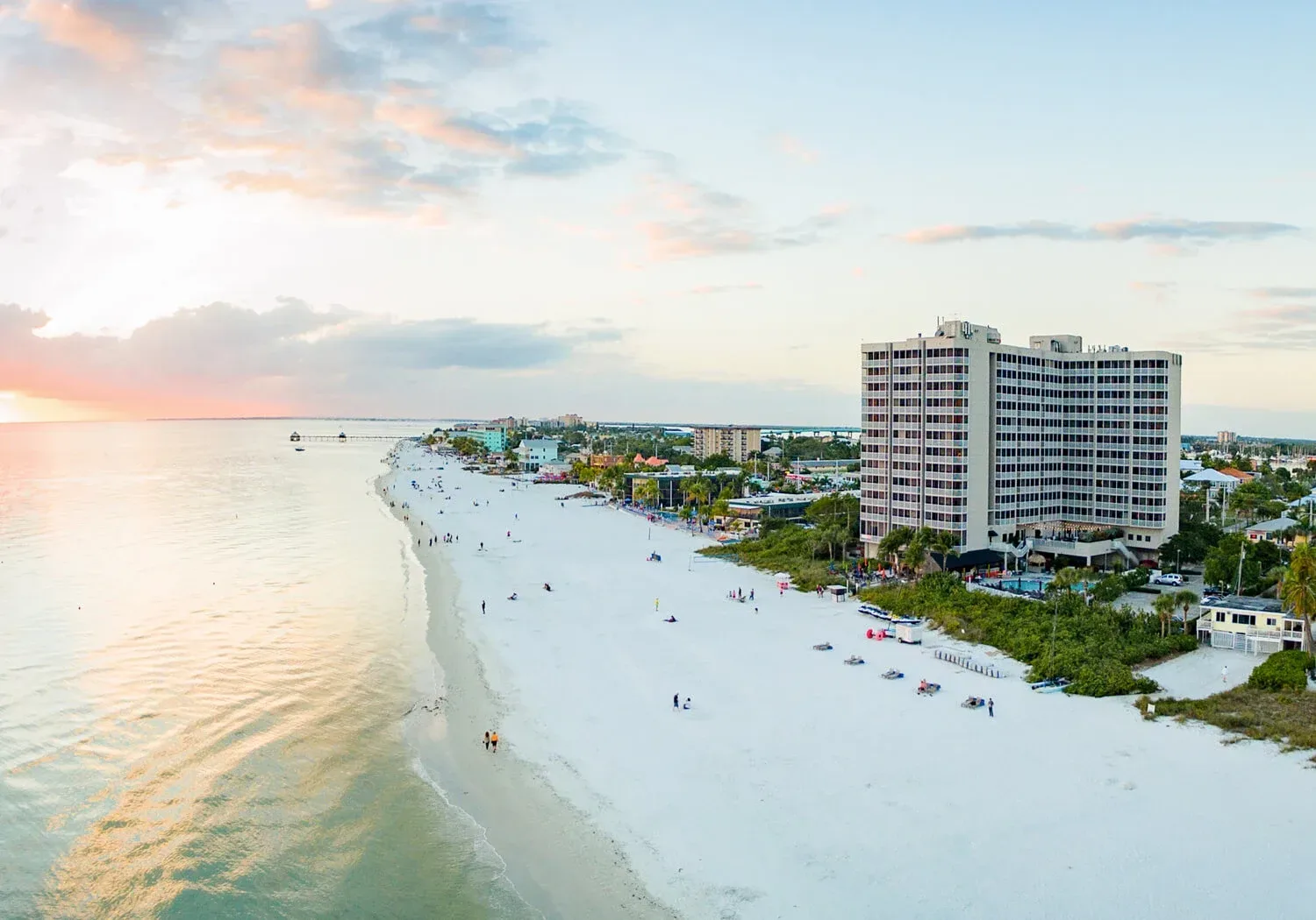 Luchtfoto van het Hotel Diamond Head Beach Resort Fort Myers Beach aan het strand