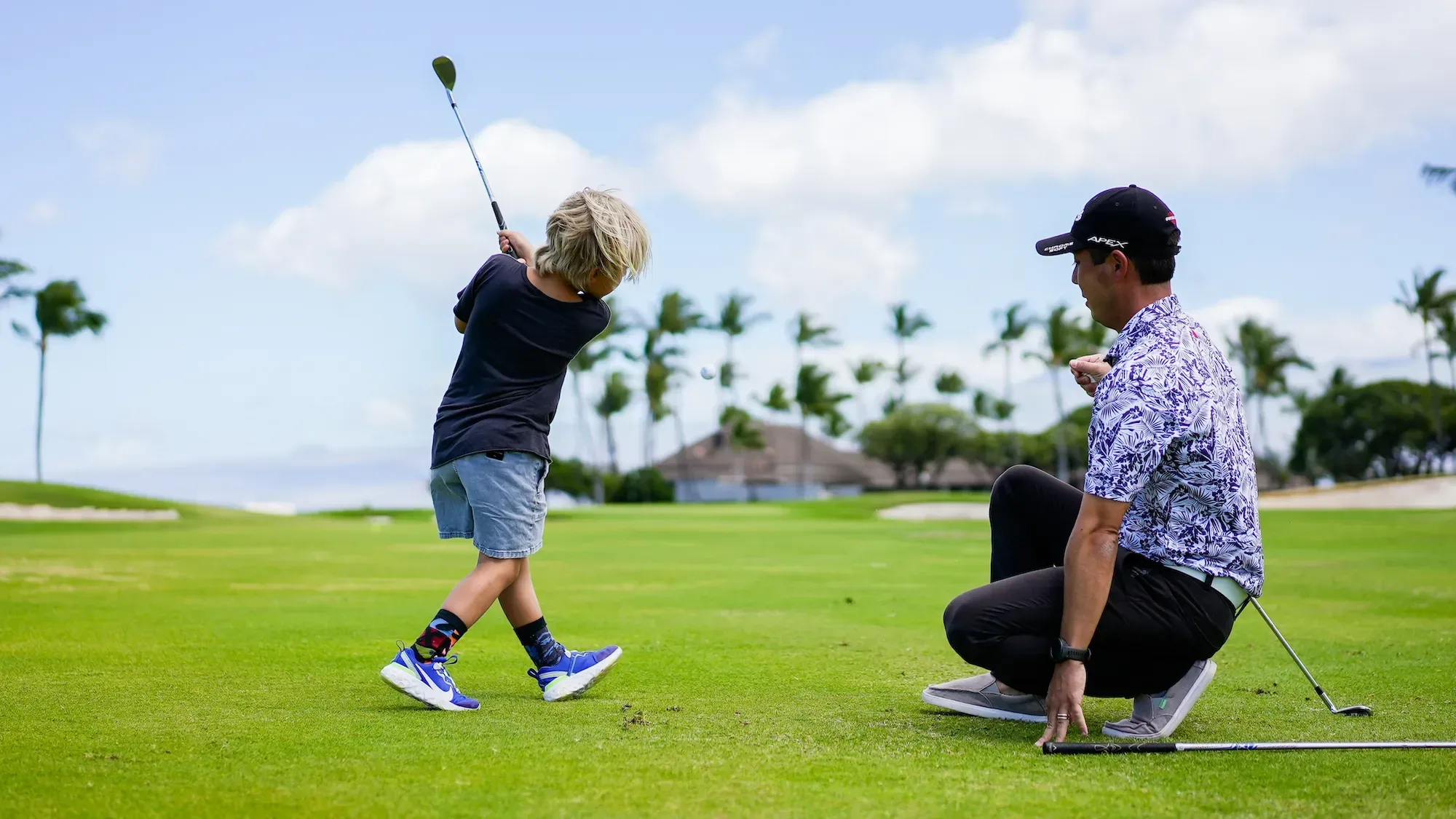 Familie op de golfbaan bij het Hotel Mauna Lani Auberge Resorts Collection Waimea
