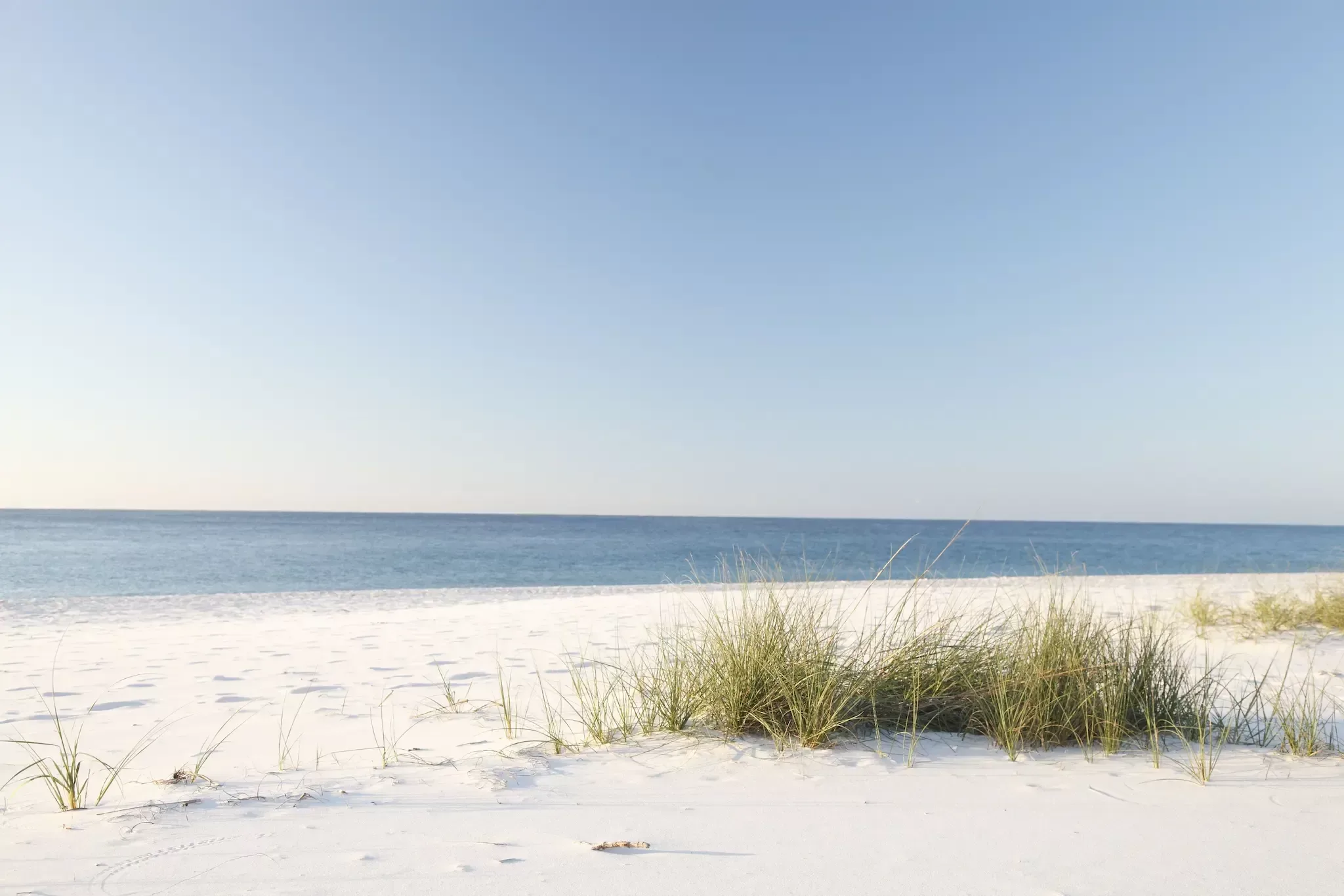 Het witte zandstrand aan de kust van Alabama