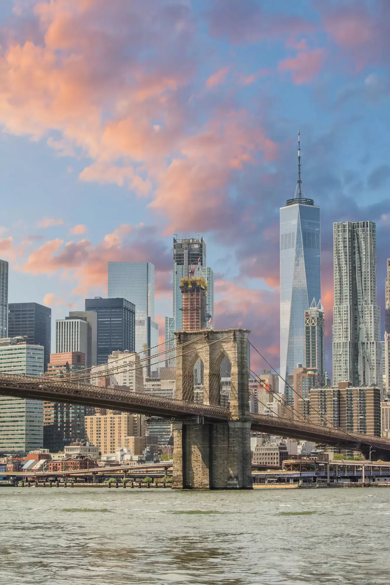 New York One World Tower met de Brooklyn Bridge op de voorgrond